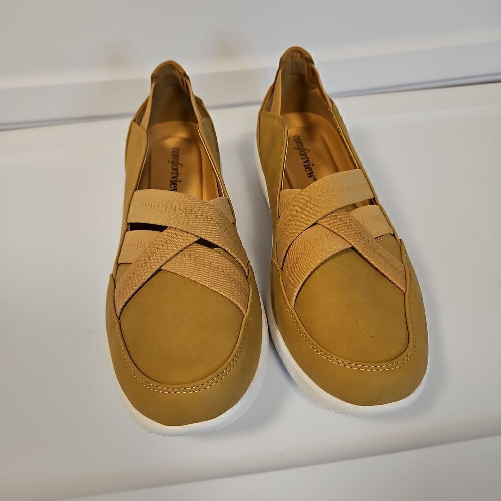 🌹New without box Tan Slipon sz 9wide